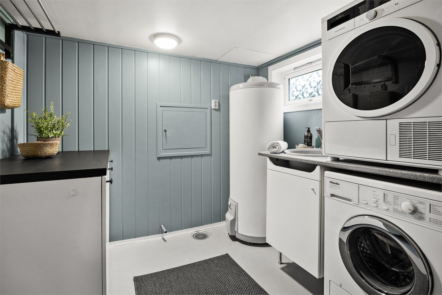Vaskerom i underetasjen - Vaskemaskin og tørketrommel medfølger i handelen