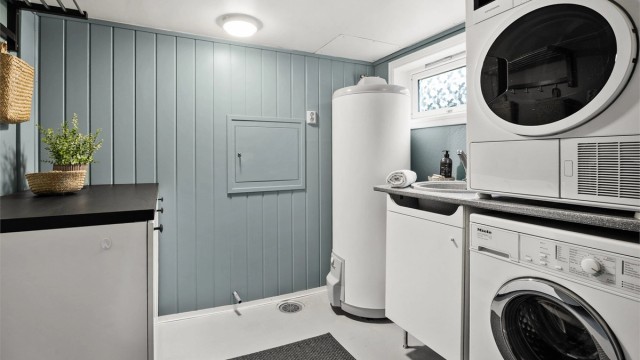 Vaskerom i underetasjen - Vaskemaskin og tørketrommel medfølger i handelen