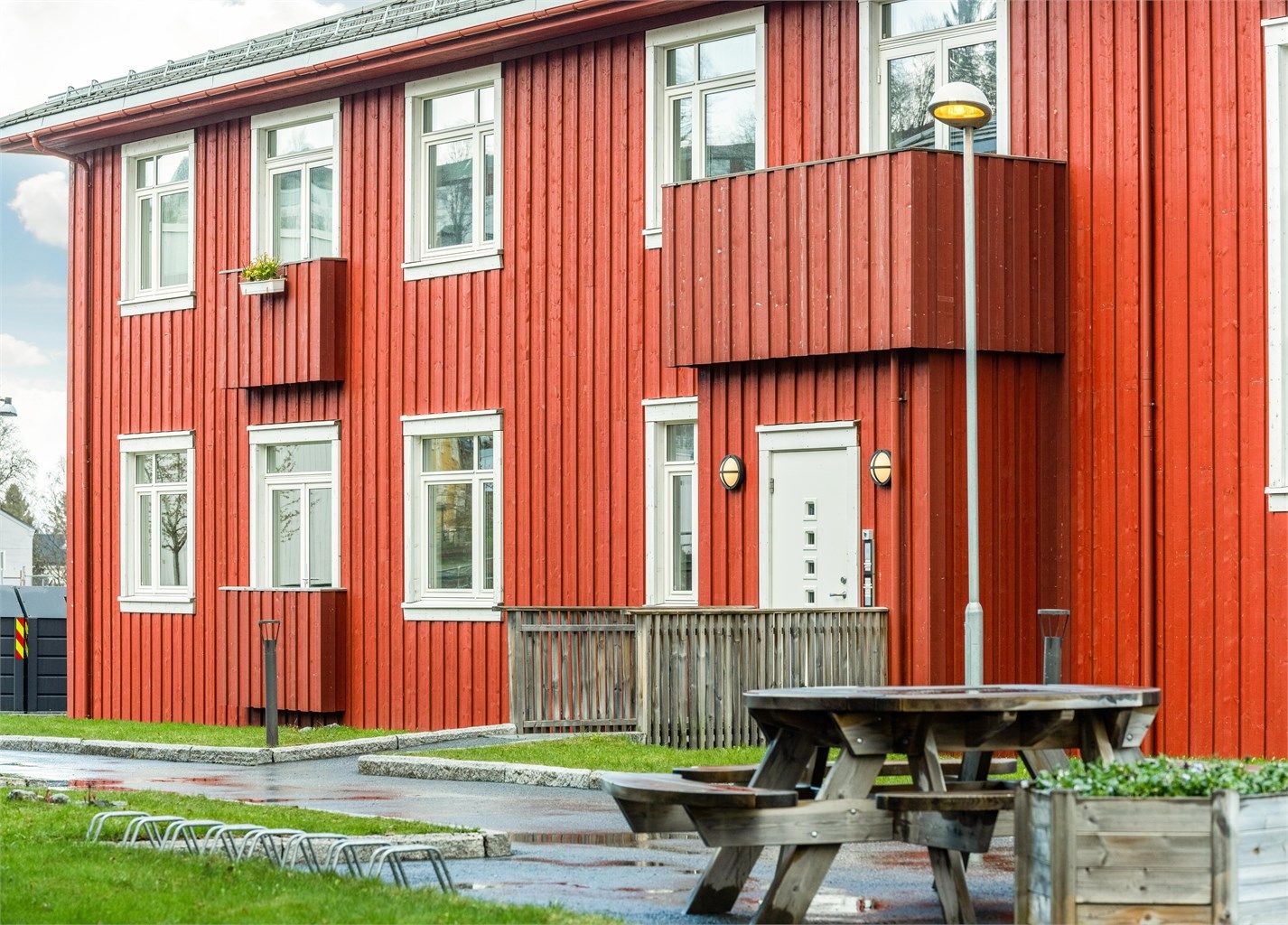 Meget pent uteområde i sameiet. Låsesystem for sykler. 