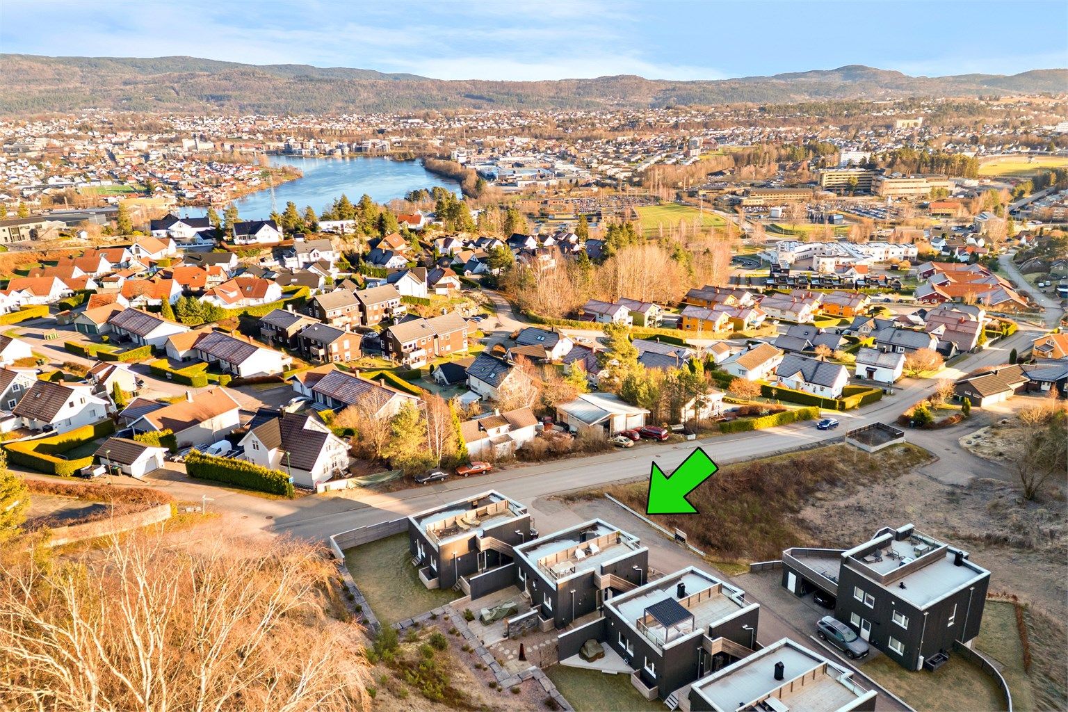 Eiendommen ligger i veletablert og attraktivt område på Bakkane. Det er gangavstand til sykehuset Telemark og Herkules kjøpesenter, samt Skien fritidspark med flotte tur og treningsområder.