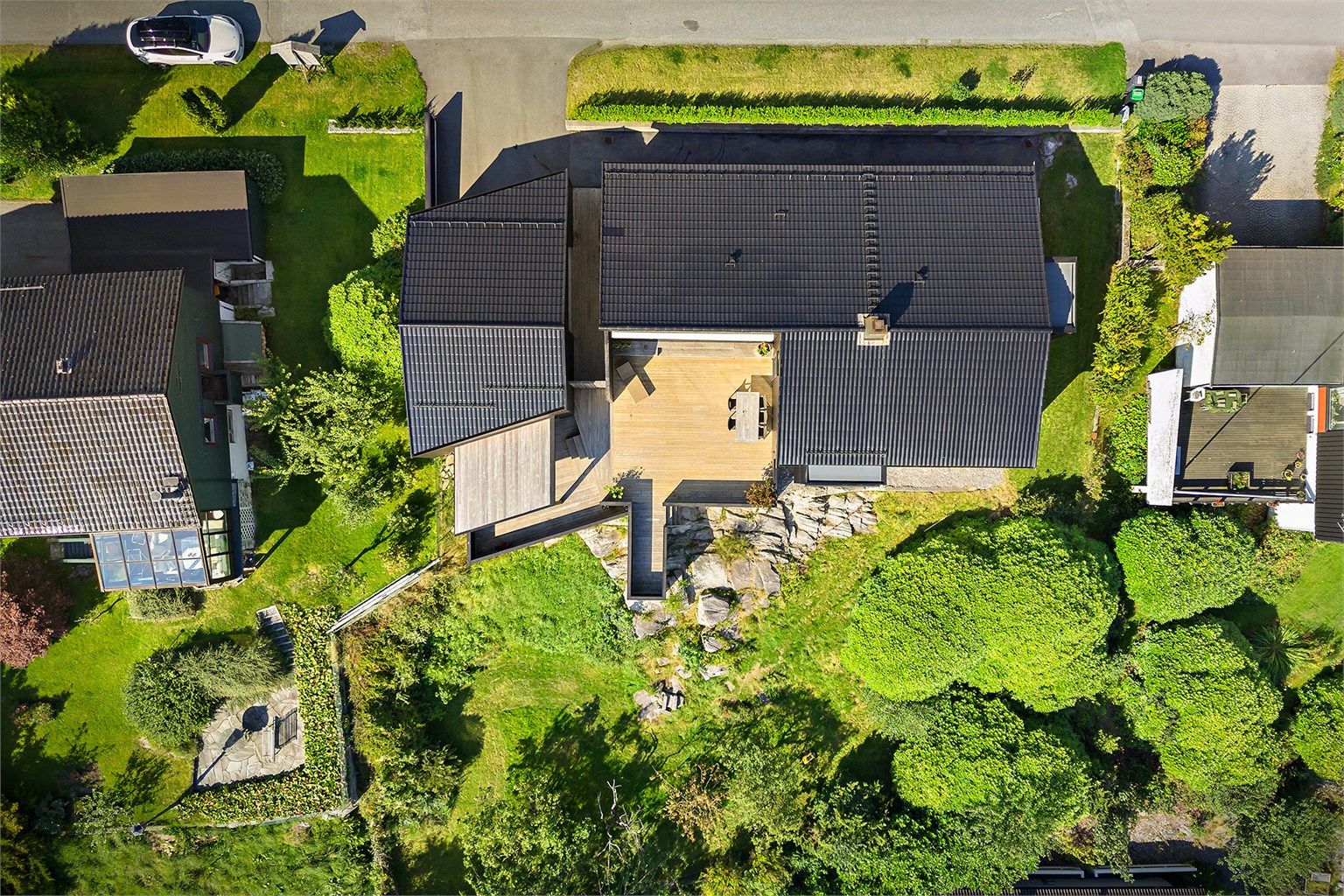 Flott eiendom i et populært og attraktivt boligområde. Stor hage