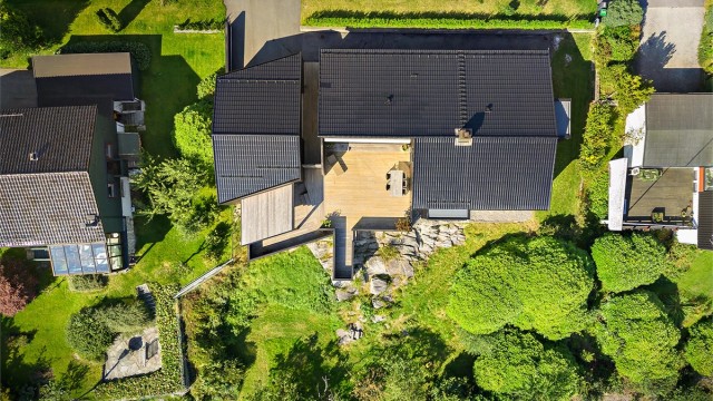 Flott eiendom i et populært og attraktivt boligområde. Stor hage