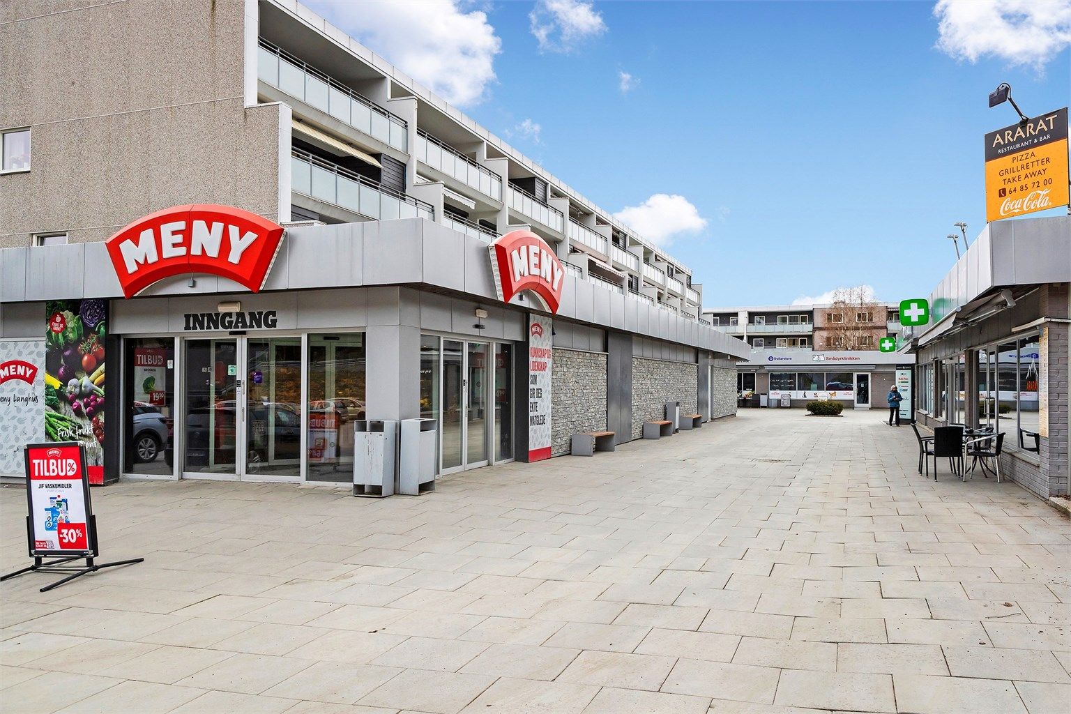 Langhussenteret ligger med ca. 8 minutters gåavstand fra leiligheten.