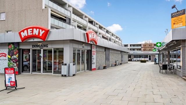 Langhussenteret ligger med ca. 8 minutters gåavstand fra leiligheten.