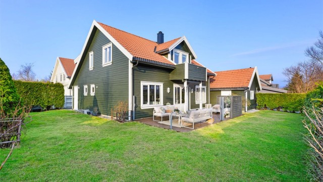 Krogsveen v/Jan Erik Larsen og Thomas Hauge presenterer Nordeidbrekka 51! Velholdt enebolig med garasje og hage. Hagen er fint opparbeidet med plen og terrassedekke.