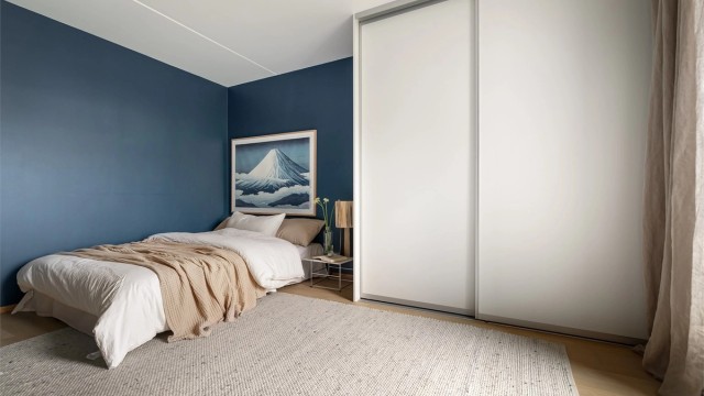 Hovedsoverommet har god størrelse og rikelig med plass til dobbeltseng og tilhørende nattbord
