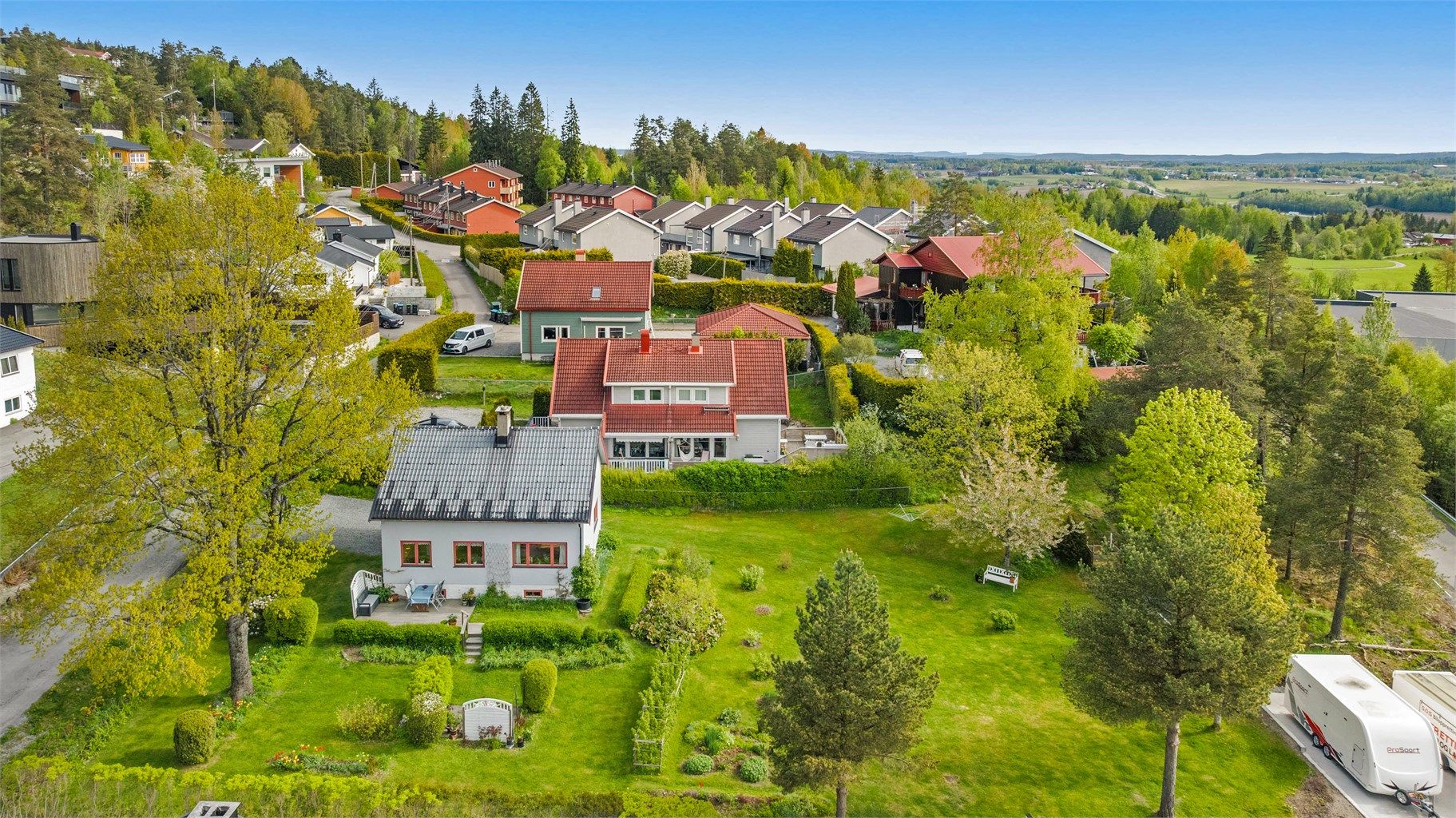 Fra eiendommen er det utsikt over nærområdet.