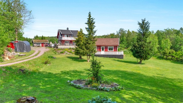 Eiendommen har mange bruksmuligheter på stor tomt. Fotograf: Arunas Zabulionis/ Aronasphoto