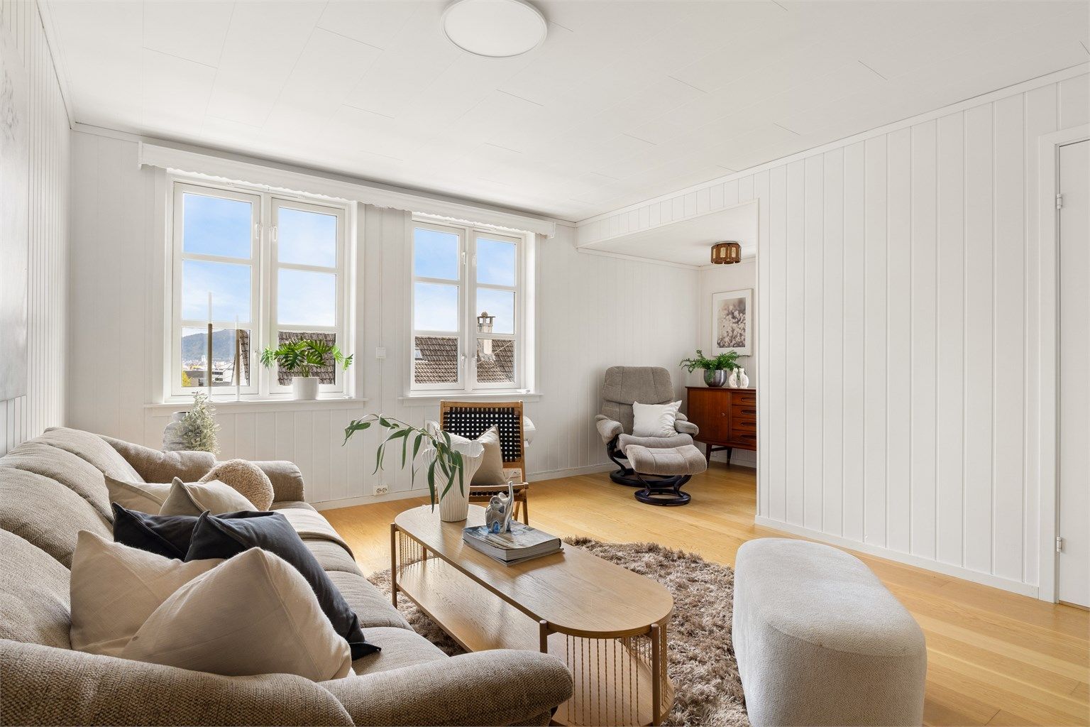 I stuen er det installert varmepumpe og det er god plass til sofagruppe og ønsket møblement.