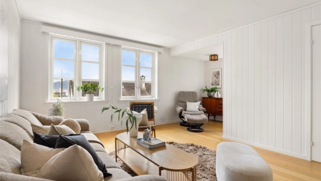 I stuen er det installert varmepumpe og det er god plass til sofagruppe og ønsket møblement.