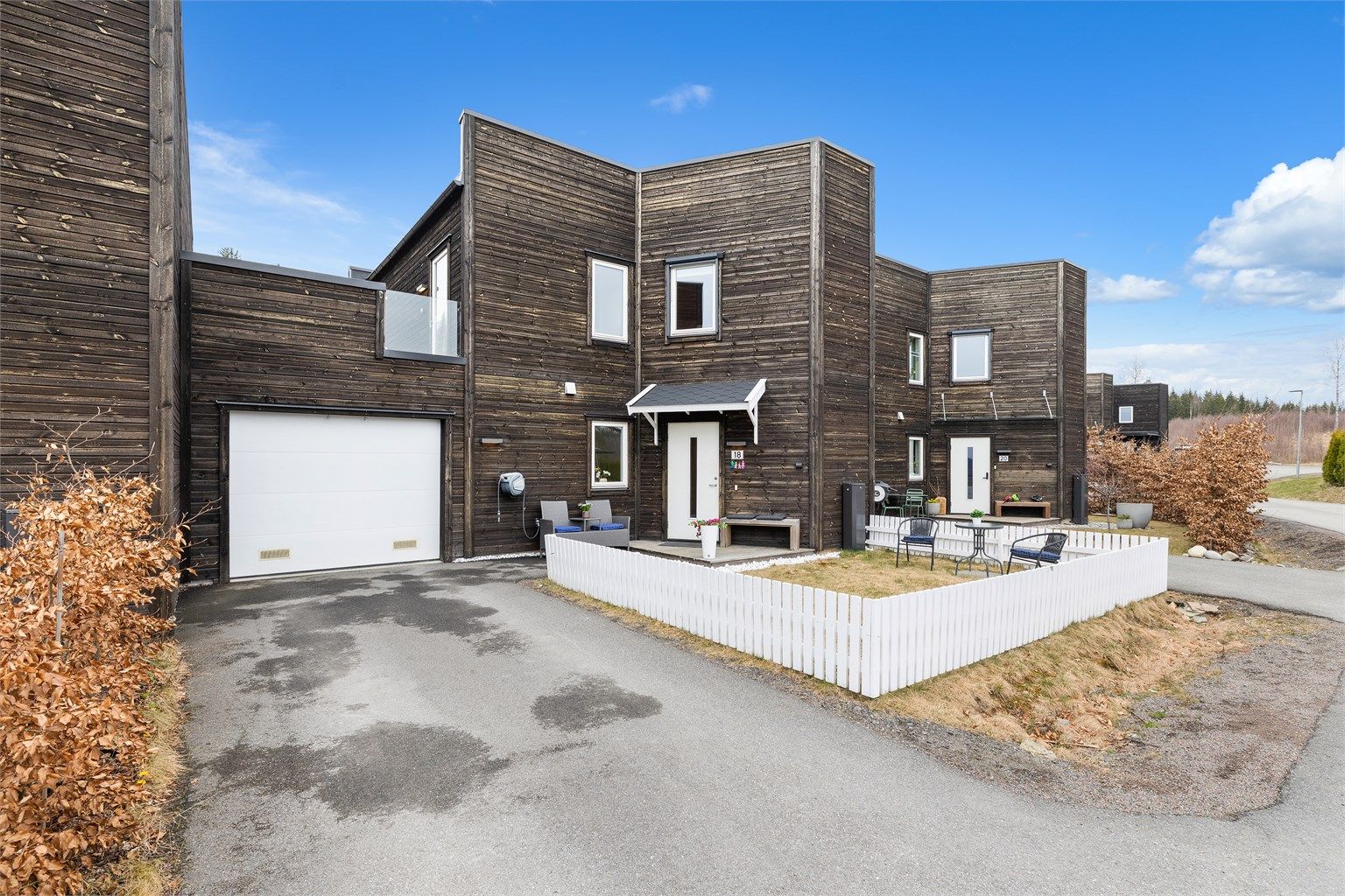 Velkommen til Skolemesterveien 18, en koselig familiebolig i meget barnevennlig og rolig boligområde. Eiendommen har flere fine uteplasser og byr på gjennomtenkt plaløsning