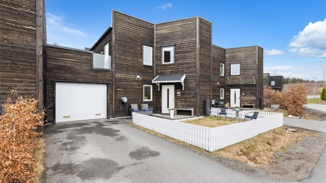 Velkommen til Skolemesterveien 18, en koselig familiebolig i meget barnevennlig og rolig boligområde. Eiendommen har flere fine uteplasser og byr på gjennomtenkt plaløsning