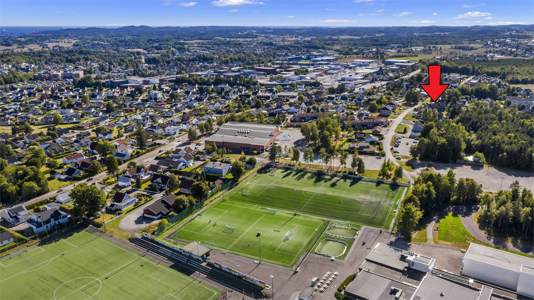 Idrettsklubben Runar ligger like i nærheten( i enden av gaten)og tilbyr aktiviteter som fotball, håndball, friidrett, ski samt ulike messer og utstillinger