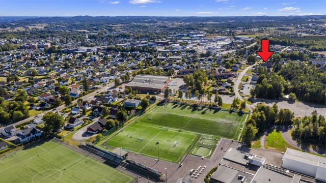 Idrettsklubben Runar ligger like i nærheten( i enden av gaten)og tilbyr aktiviteter som fotball, håndball, friidrett, ski samt ulike messer og utstillinger