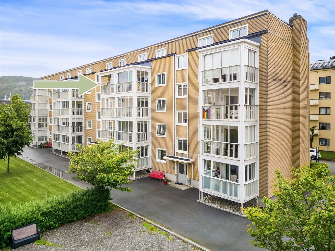 Felles overbygget inngangsparti med videre trappeadkomst til leilighetens etasjeplan (4. etasje).