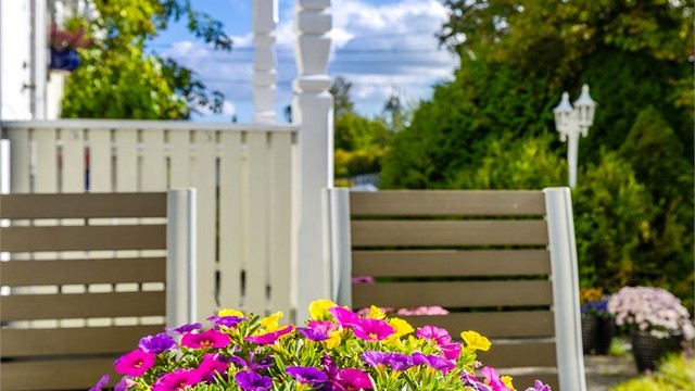 Hyggelig uteområde ved inngangspartiet med plass til beplantning og utemøbler.