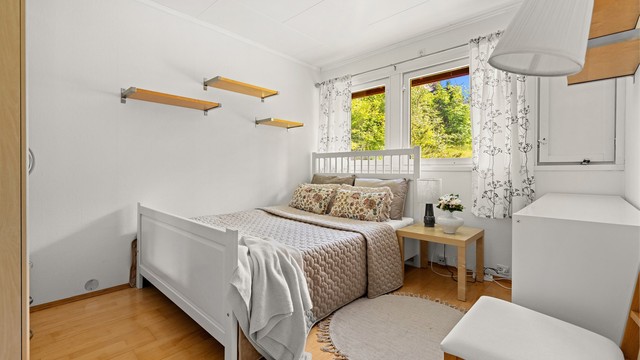 Ett av soverommene i første etasje, med god plass til seng og oppbevaringsmøbler.