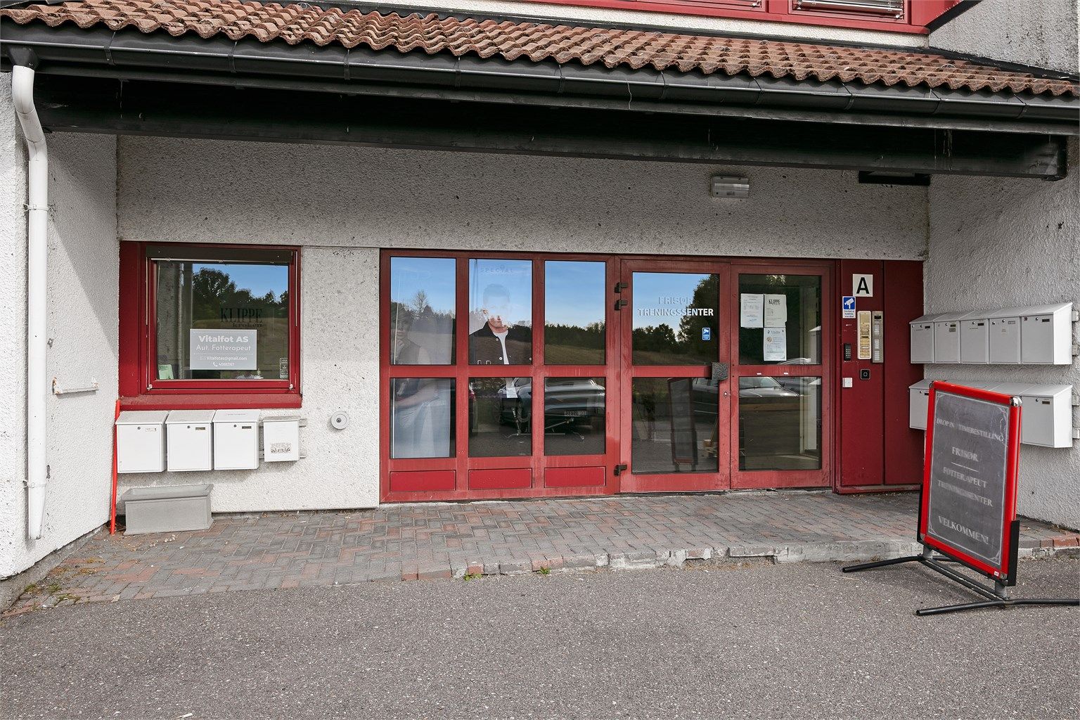 Overbygd inngangsparti med callinganlegg og heisadkomst til leiligheten