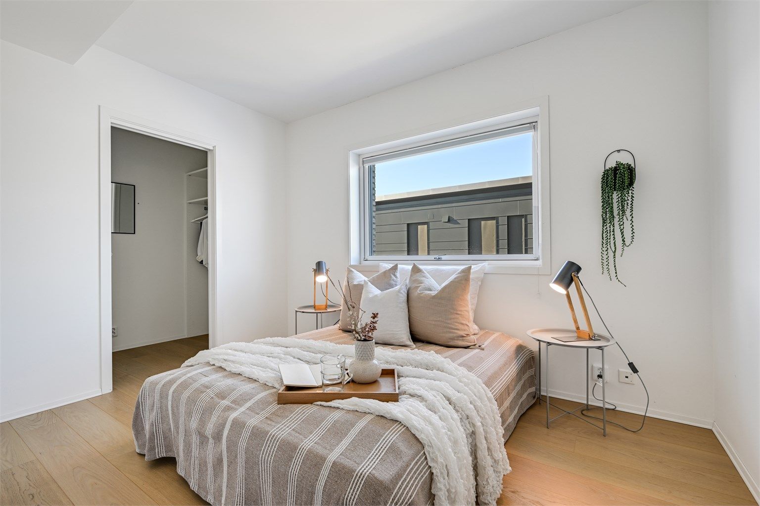 Soverommet er lyst og har et eget walk-in closet. 