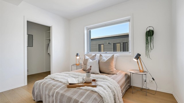 Soverommet er lyst og har et eget walk-in closet.