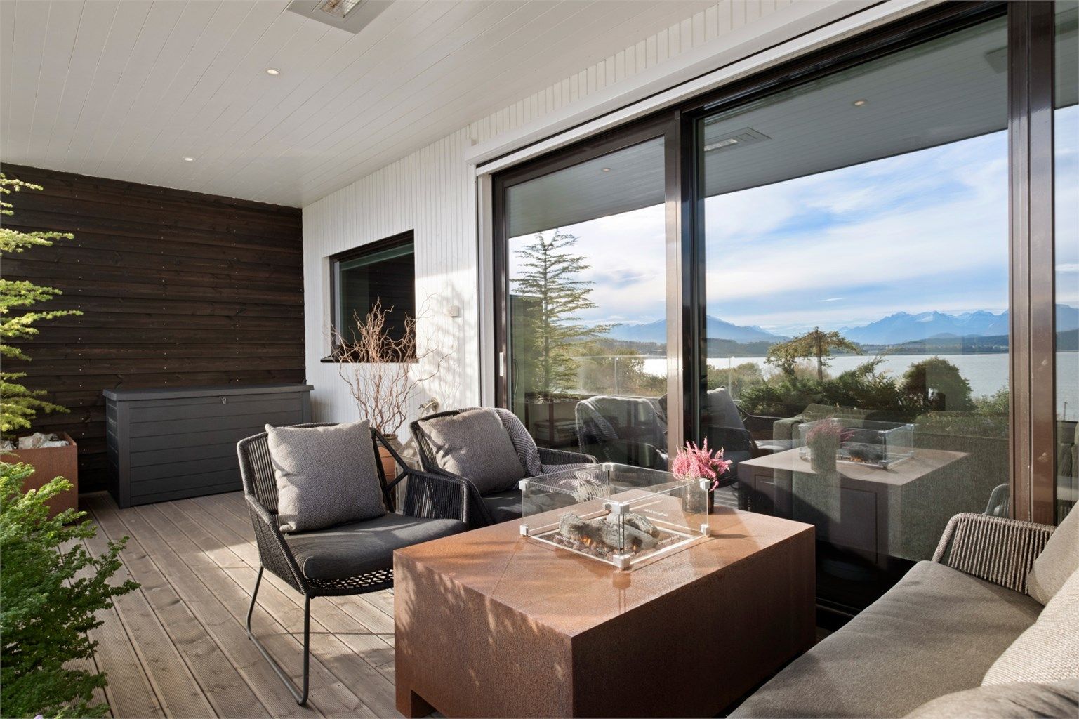 Det er god plass til flere soner og sitteplasser på terrassen