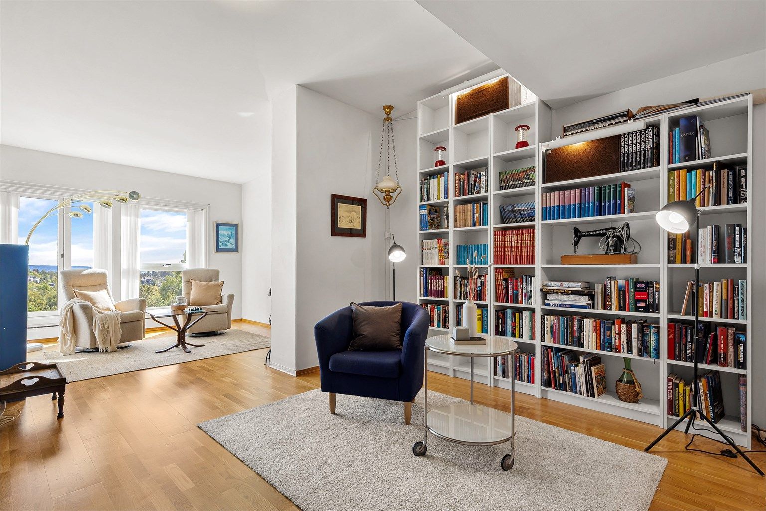 Stor loftsstue med god plass til diverse soner. Deler av loftstuen har god takhøyde, mens andre deler har skråtak. Mange spennende møbleringsmuligheter her!