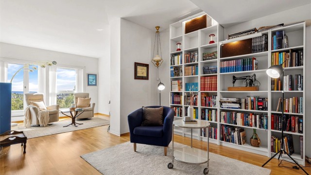 Stor loftsstue med god plass til diverse soner. Deler av loftstuen har god takhøyde, mens andre deler har skråtak. Mange spennende møbleringsmuligheter her!