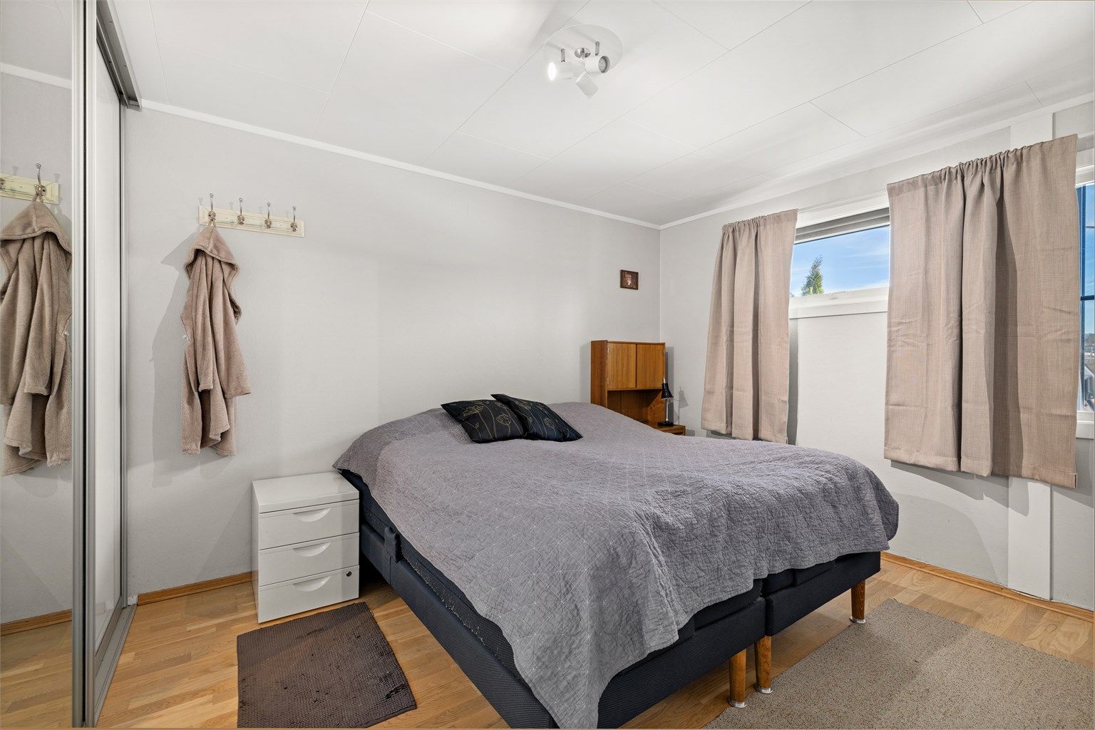 Soverommet har god plass til dobbeltseng og tilhørende møblement.