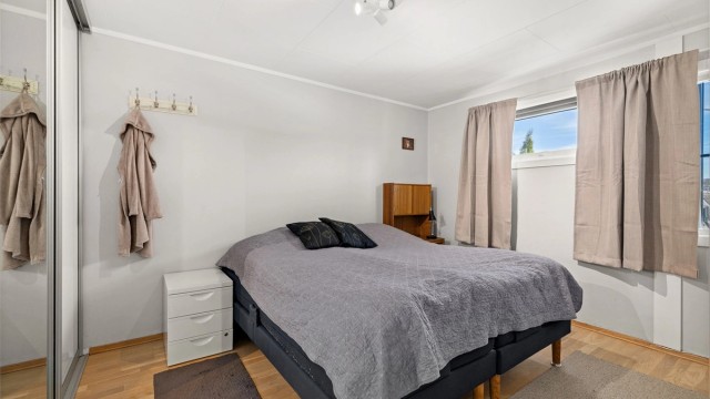 Soverommet har god plass til dobbeltseng og tilhørende møblement.