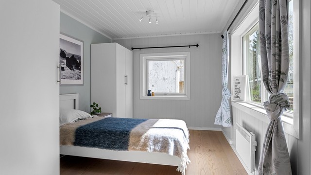 Soverom 2 beliggende i 1. etasje med garderobeskap.