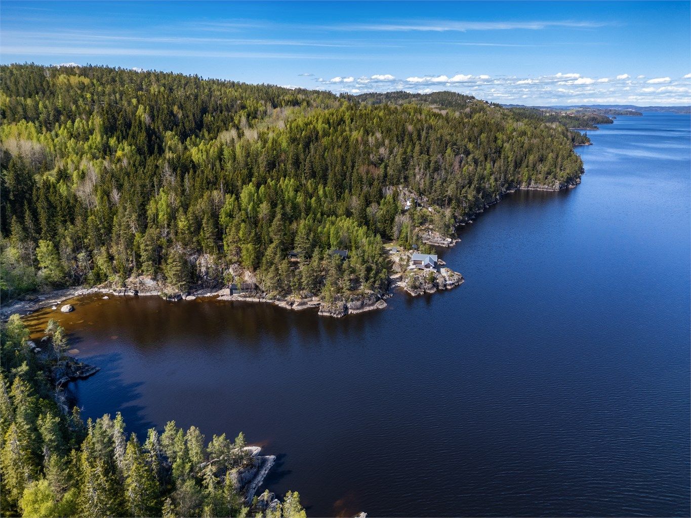 Eiendommen ligger på egen knaus i terrenget og er omkranset av skog med usjenert beliggenhet