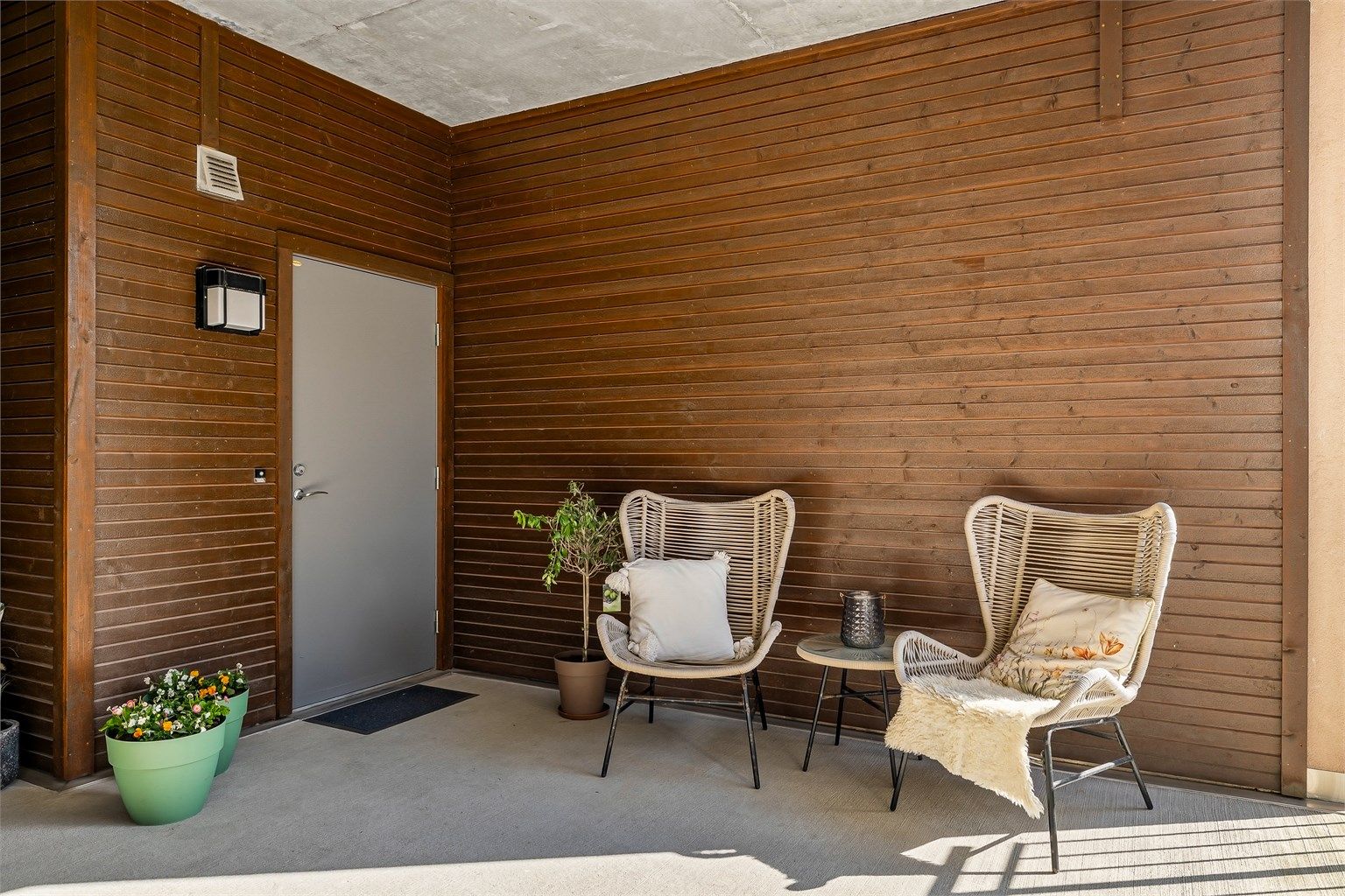 Overbygget uteplass ved inngangspartiet