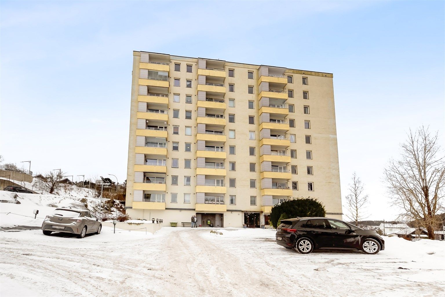 Boligblokken er fra 1966 og er tilknyttet Sameiet Haakon Tveters Vei 15, bestående av 65 seksjoner.
