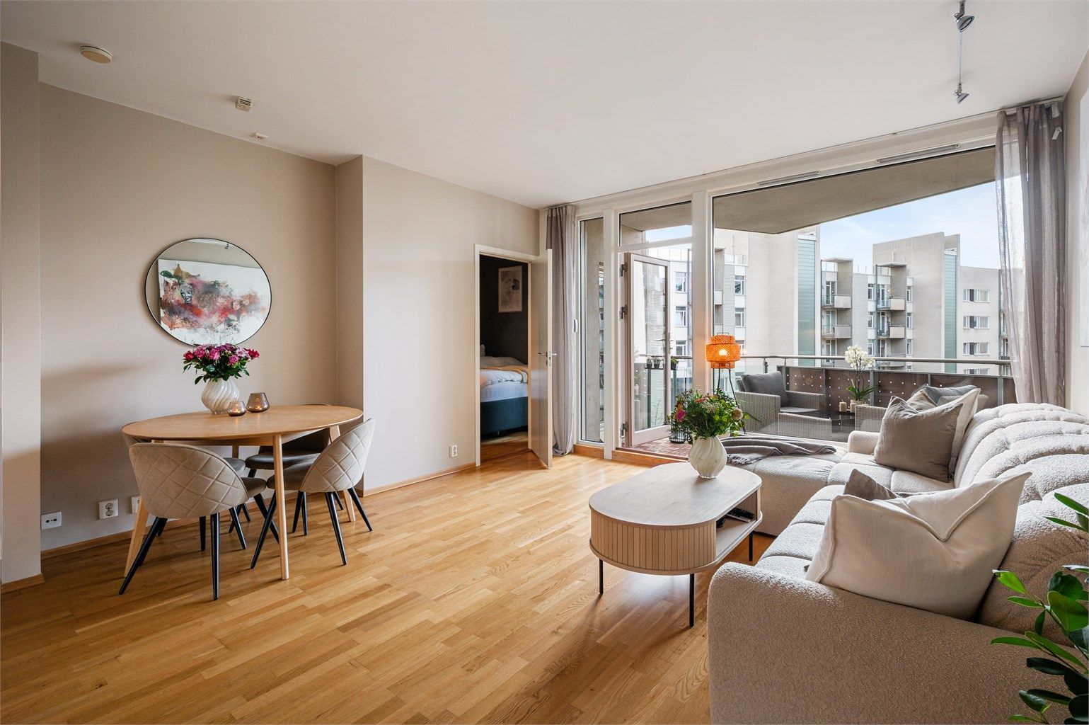 Dette er en lys og arealeffektiv selveierleilighet med generøs takhøyde og en romslig balkong. 