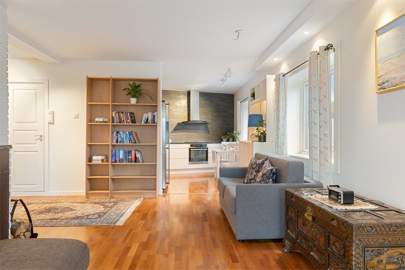 Stuen har en takhøyde på cirka 2,48 meter, noe som bidrar til den gode romfølelsen.