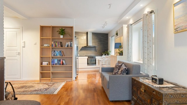 Stuen har en takhøyde på cirka 2,48 meter, noe som bidrar til den gode romfølelsen.