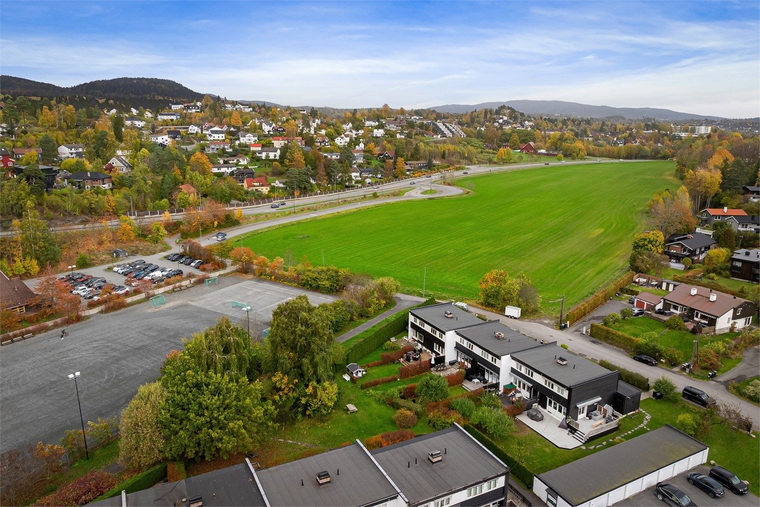 Fra eiendommen er det kun fire minutters gange til Løkeberg skole og flotte turmuligheter mot Bærumsmarka.