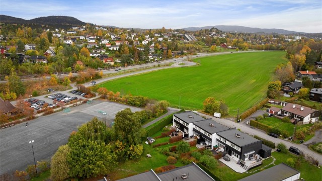 Fra eiendommen er det kun fire minutters gange til Løkeberg skole og flotte turmuligheter mot Bærumsmarka.