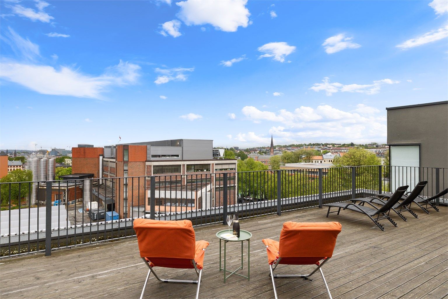 Beboerne har tilgang til en stor, solrik takterrasse med utsikt over byens tak.