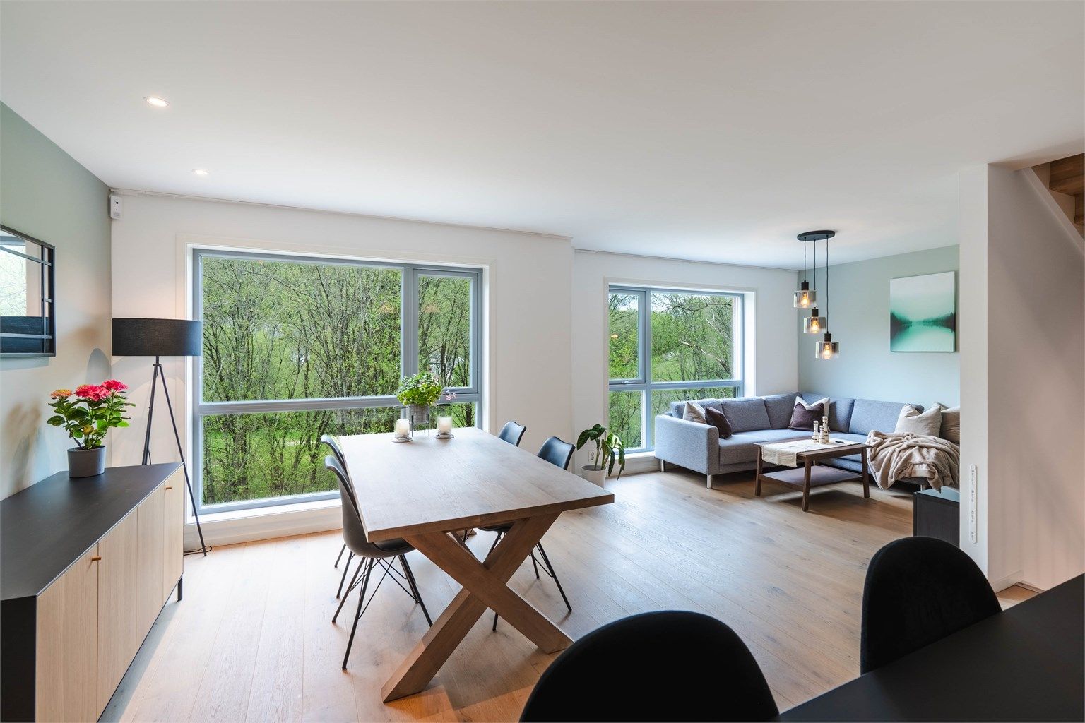 Hovedetasjen er et lyst og sosialt allrom med plass til både spisebord og sofagruppe.