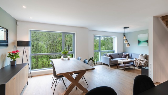 Hovedetasjen er et lyst og sosialt allrom med plass til både spisebord og sofagruppe.