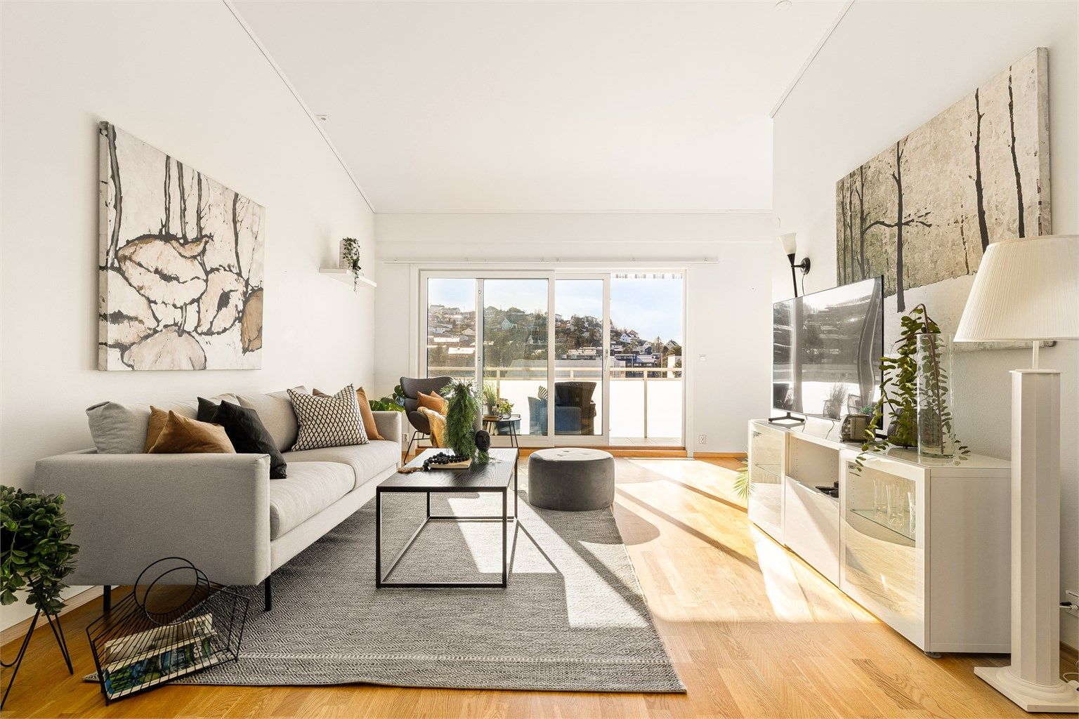 Boligen har en gjennomgående god standard med lysmalte overflater og eikeparkett på gulv.