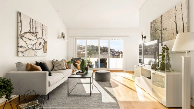 Boligen har en gjennomgående god standard med lysmalte overflater og eikeparkett på gulv.