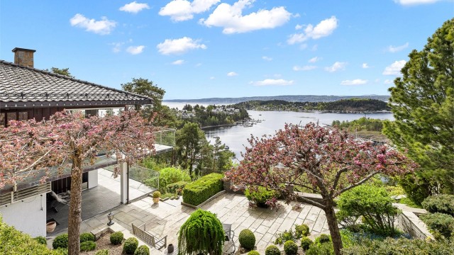 Vestvendt skrånende og forholdsvis usjenert tomt med meget gode solforhold og spekatukulær fjordutsikt