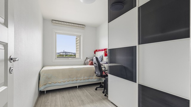 Soverom som passer godt som barnerom. Plass til seng, skrivebord og kontorstol