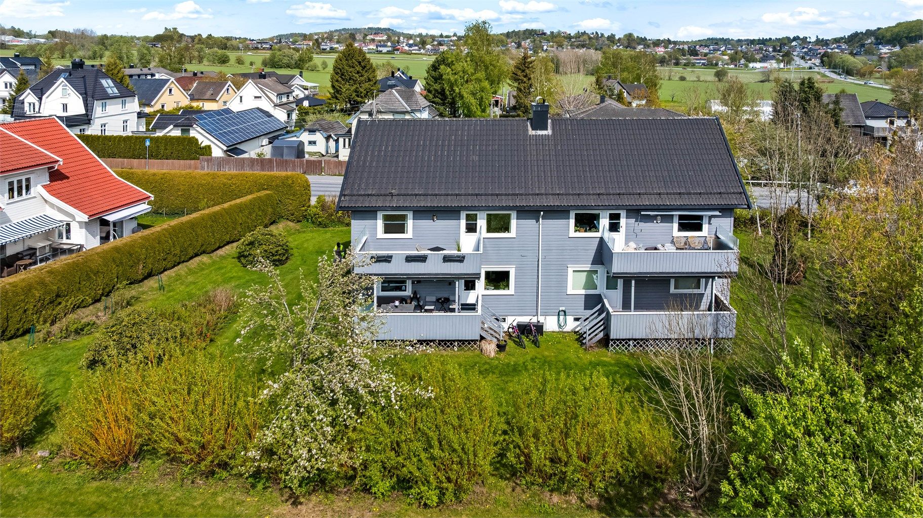 Leiligheten ligger i 2. etasje på venstre side.