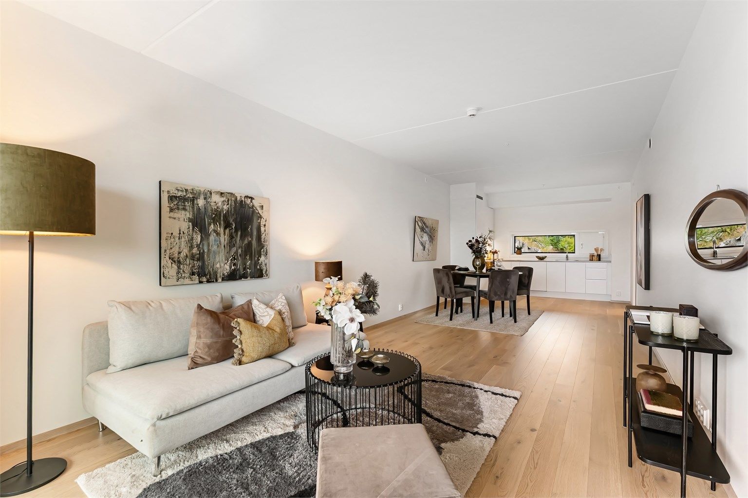 Dette er en lys og gjennomgående 3-roms leilighet med moderne standard fra 2022