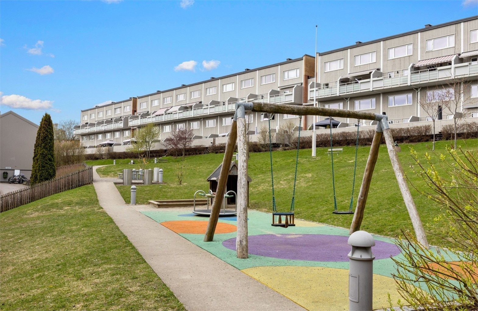 Veldrevet borettslag, kjent for sine fine fellesarealer som bidrar til barnevennlige omgivelser. 