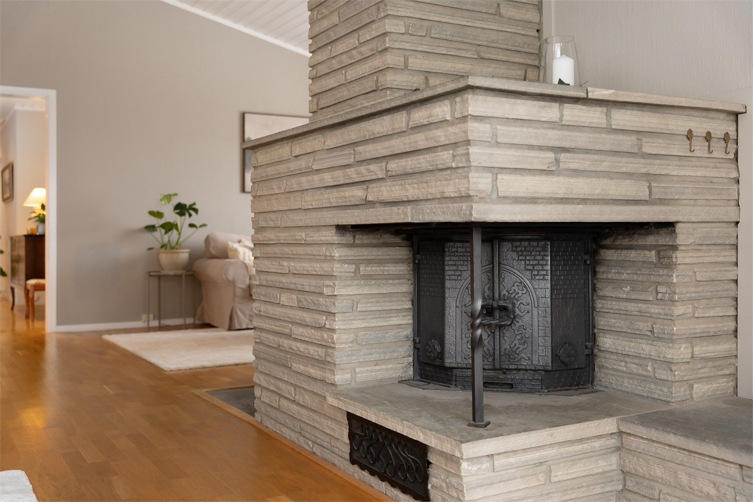 Ildstedet er et sentralt og samlende element i stuen.