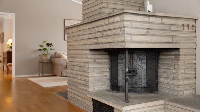 Ildstedet er et sentralt og samlende element i stuen.